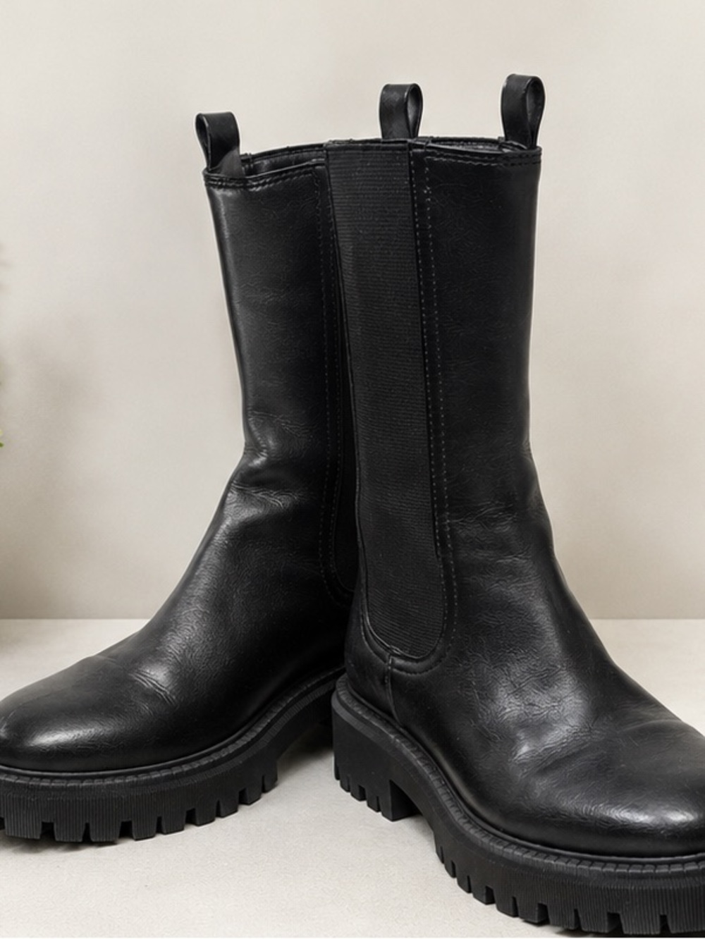 Dolce Vita Garden Black Leather Lug Sole Chelsea Boots | Women’s Size 9